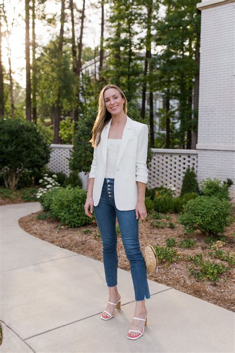 white oversized blazer outfit.